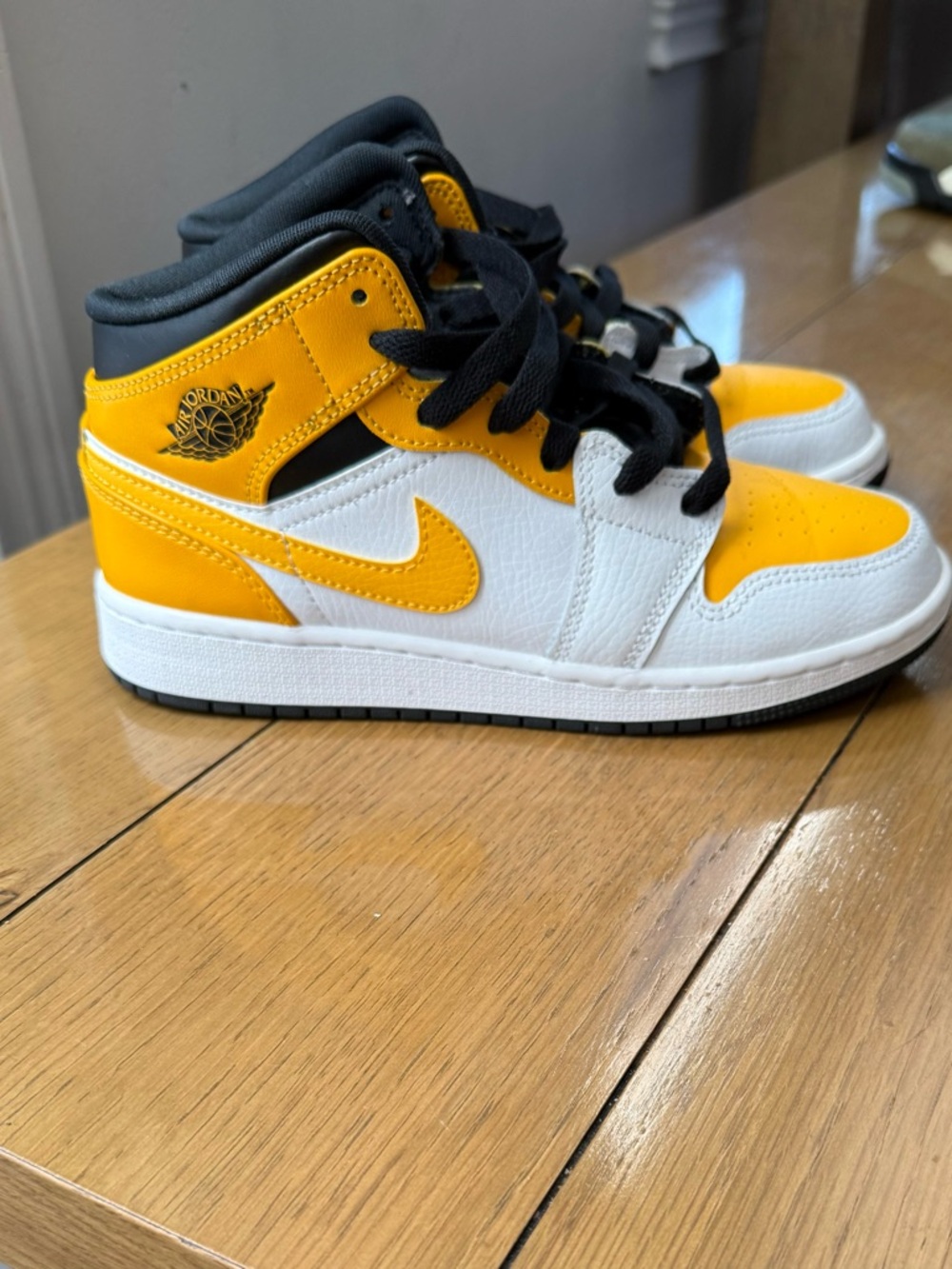 Jordan 1 - White, Yellow & Black